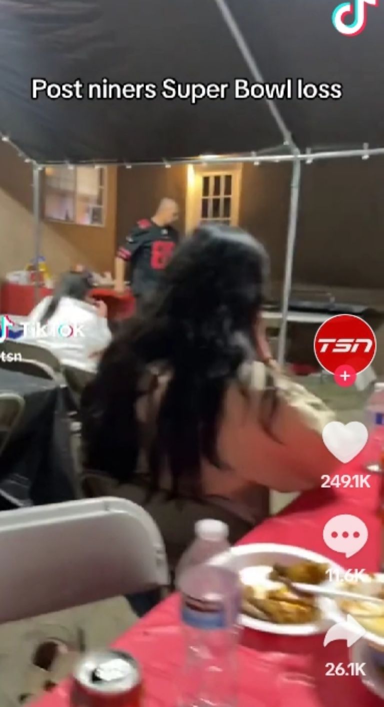 El hombre arrojó una silla hacia la televisión ante la derrota