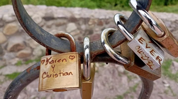 San Valentín: Enamorados sellan su amor con candados en el mirado de Álamos