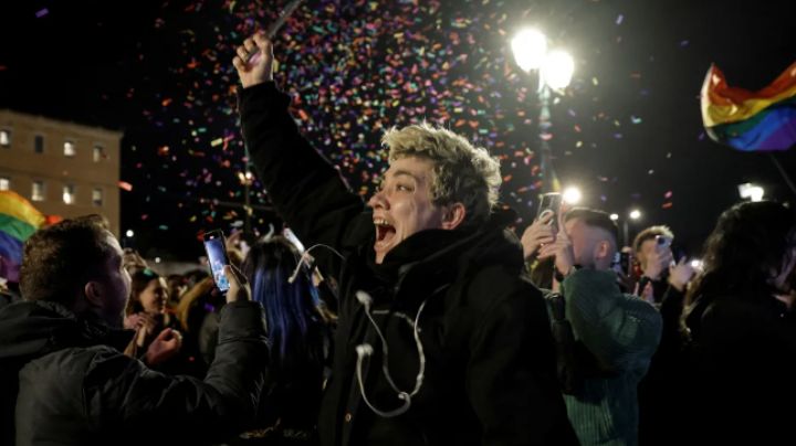 Grecia legaliza el matrimonio entre homosexuales, pese a resistencia de Iglesia