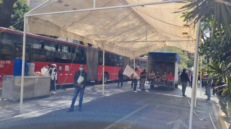 Antorchistas mantienen plantón frente al INDEP exigiendo donación de terreno en Álvaro Obregón