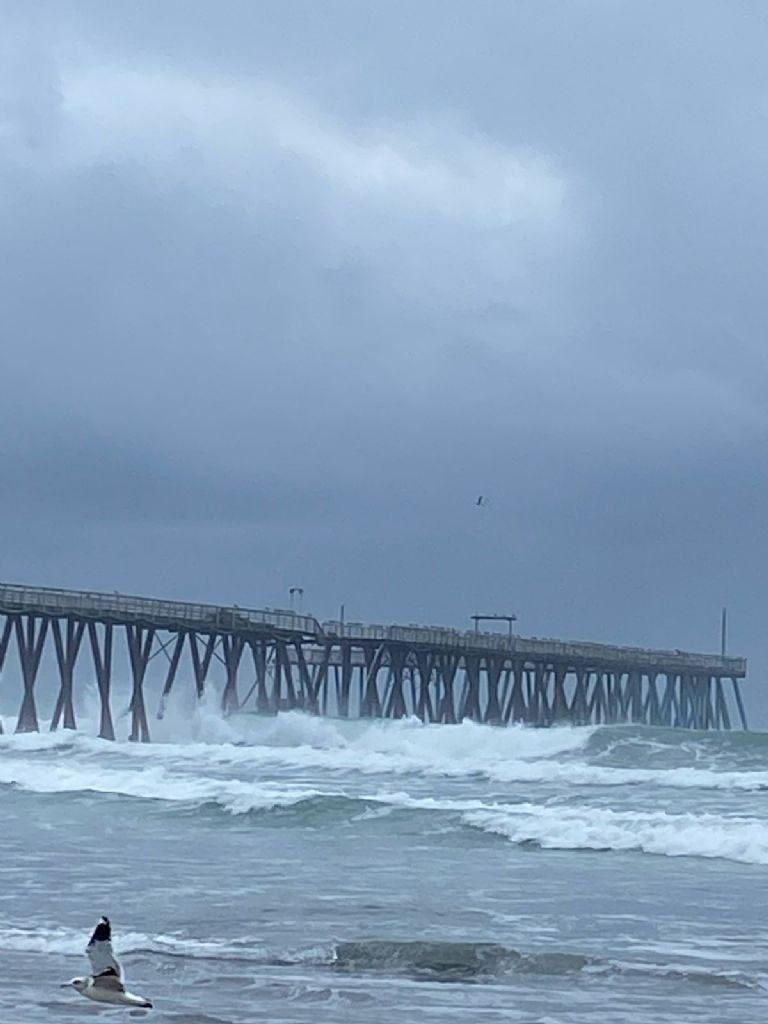 Colapsa muelle en Playas de Rosarito debido a la falta de mantenimiento y fuertes olas