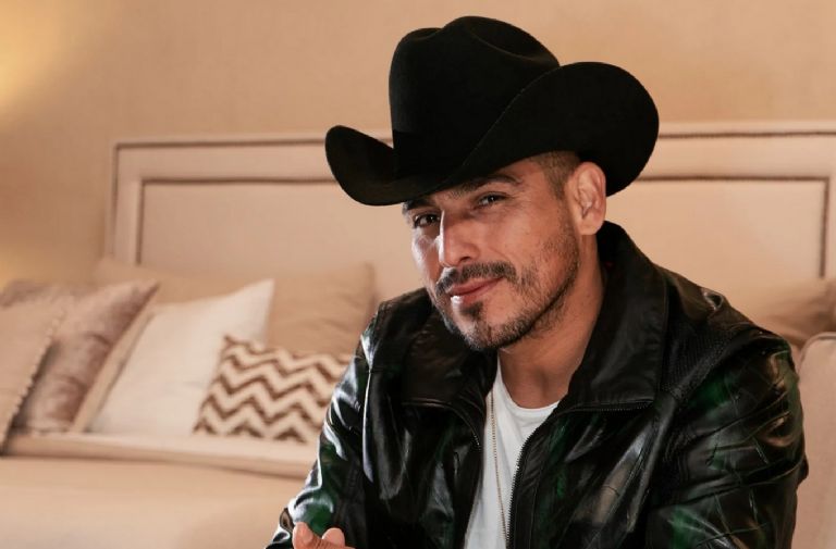 Fanática intenta besar a Espinoza Paz en pleno concierto