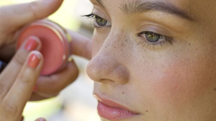 ¿Cómo maquillar las bolsas bajo los ojos? Un maquillador revela su solución ultraeficaz