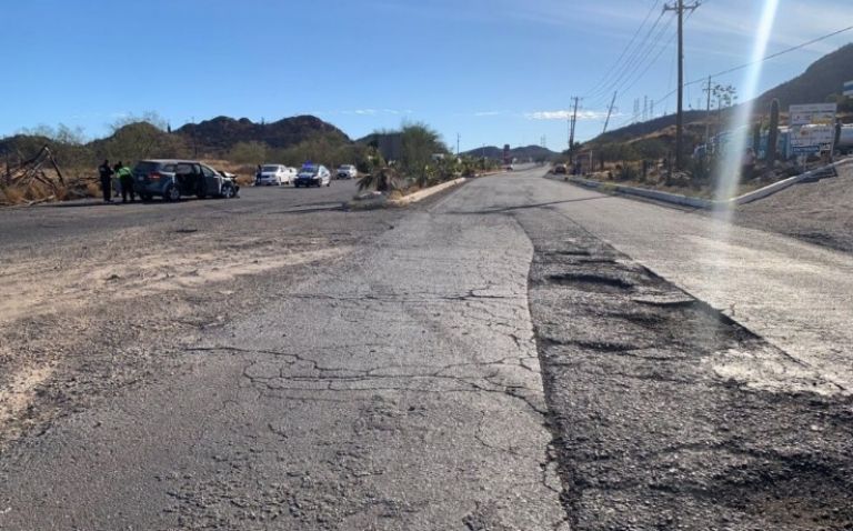 Vecinos aseguran que las autoridades no atienden baches en carretera Guaymas-Empalme. Foto: Cortesía