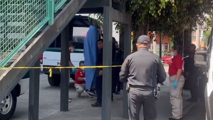 Cámaras de seguridad captan momento en que migrante se cuelga de un puente en CDMX