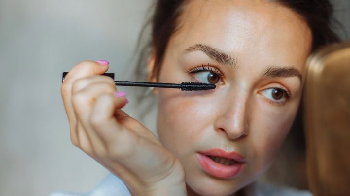 Contorno de ojos: Este error que puede provocar arrugas al aplicar la máscara de pestañas