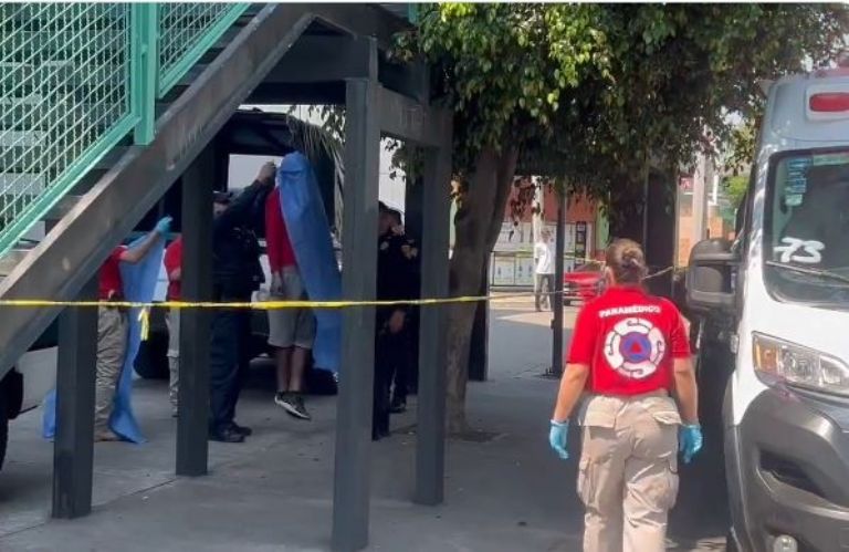 Migrante se cuelga de puente peatonal