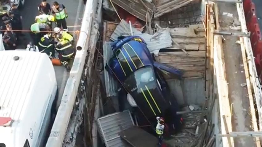 Motosicarios matan a balazos a conductor en CDMX; su auto cayó en zanja de construcción