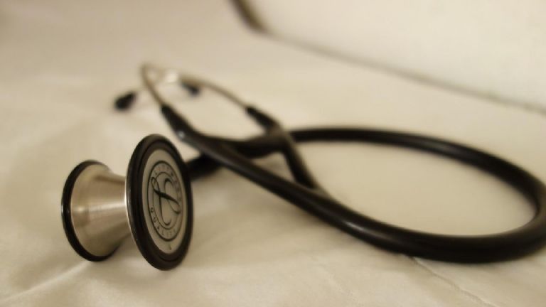 encuentran 150 gusanos viviendo dentro de la nariz de un hombre en Estados Unidos