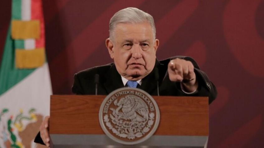 AMLO reacciona a filtración de números personales de su hijo, Sheinbaum y más morenistas