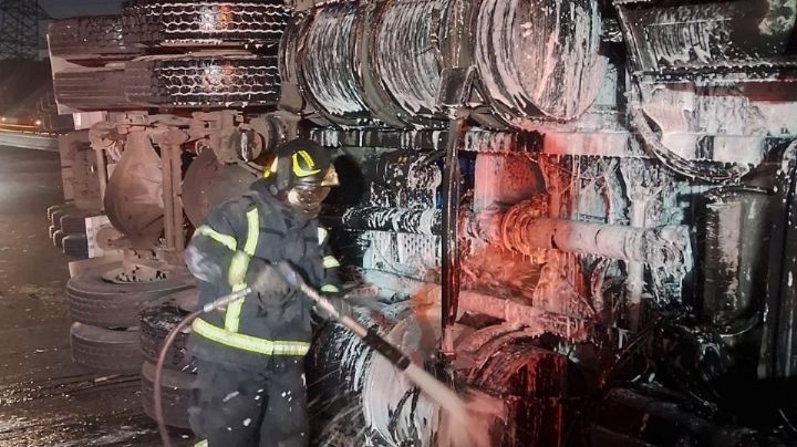 Tráiler vuelca e incendia su cabina en la autopista México-Cuernavaca; así fue el terrible accidente