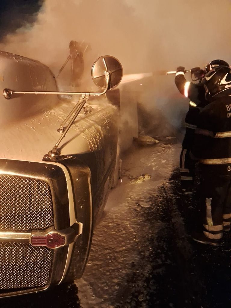 Tráiler vuelca e incendia su cabina en la autopista México-Cuernavaca