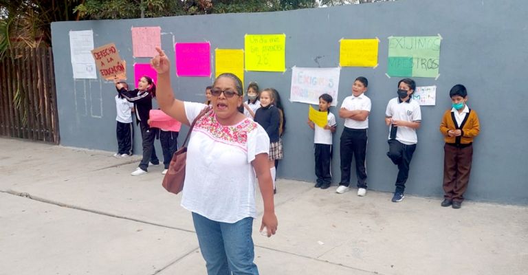 Padres de familia de estudiantes de la escuela Libertad y Justicia del director por este motivo