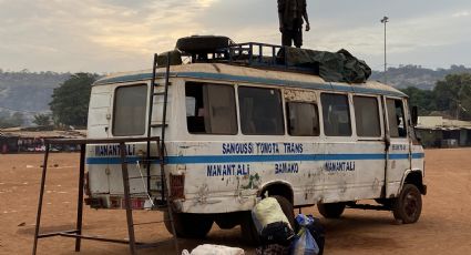 Autobús se desploma desde un puente en Mali; 31 personas perdieron la vida