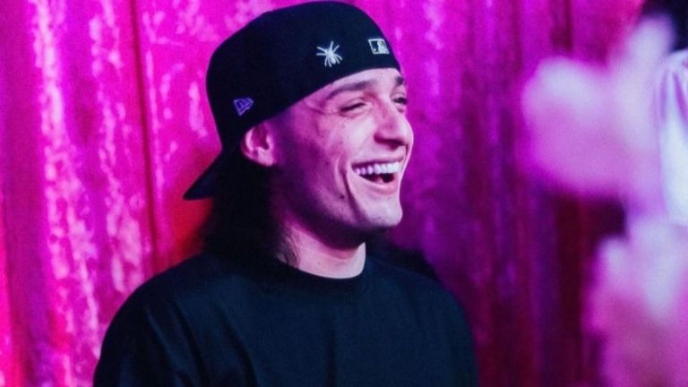 Peso Pluma desmiente rumores de rehabilitación: Reaparece en estudio en Los Ángeles