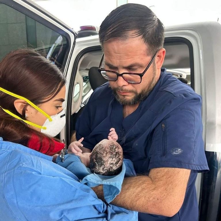 Mujer da a luz en patrulla