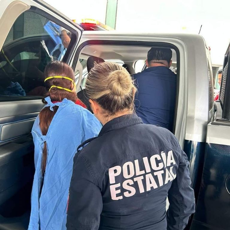 Mujer da a luz en patrulla