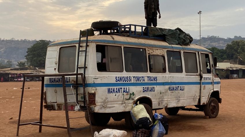 Autobús se desploma desde un puente en Mali; 31 personas perdieron la vida