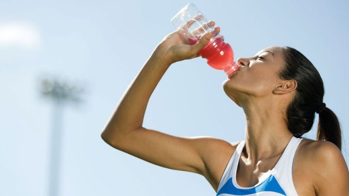 Cuidado: Estos son los riesgos de consumir sueros en exceso cuando hace calor