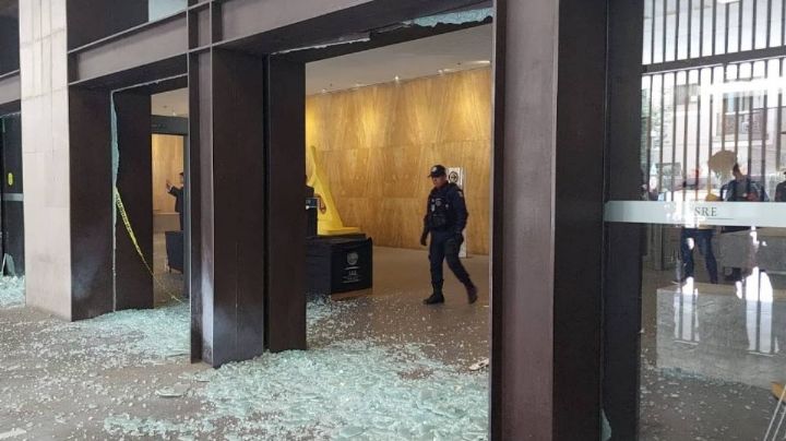 Normalistas causan destrozos al lanzar petardos en la Secretaría de Relaciones Exteriores