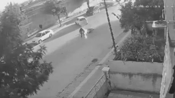 Motociclista sufre un terrible accidente al estrellarse con un ato y comienza a quemarse