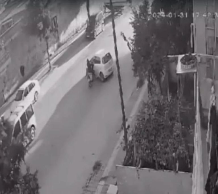 Motociclista sufre un terrible accidente al estrellarse con un ato y comienza a quemarse 