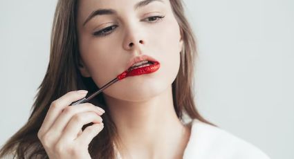 Aquí tienes los colores de labiales que debes evitar para no marcar arrugas y líneas finas