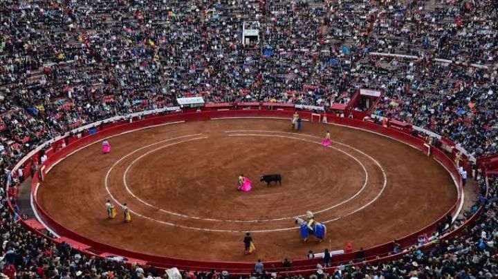 Aficionados vuelven a llenar la Monumental Plaza de Toros; detienen a 17 revendedores