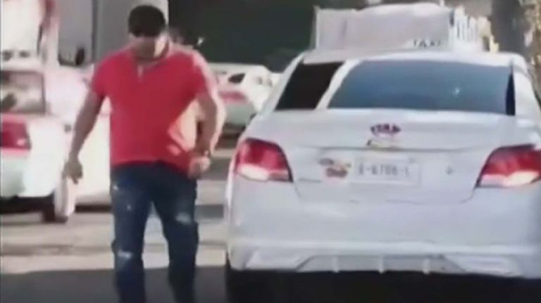 Taxista de CDMX roba el bastón y bolso de una mujer con discapacidad y le intenta cobrar más 