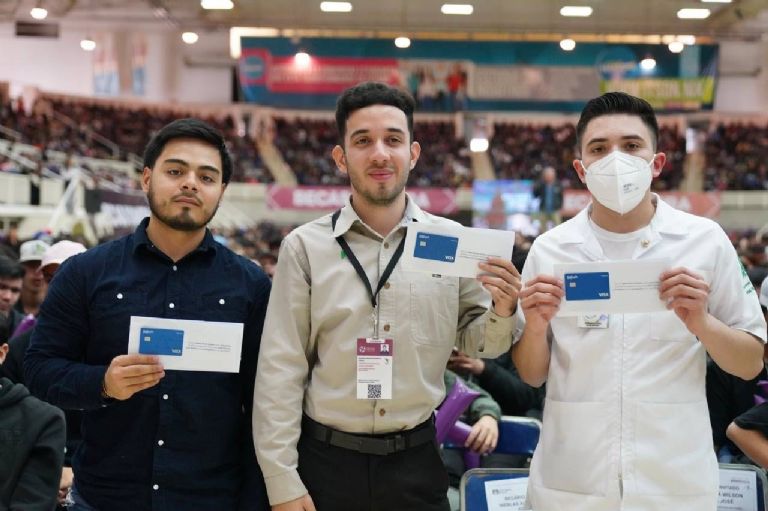 Gobernador de Sonora entrega becas a universitarios