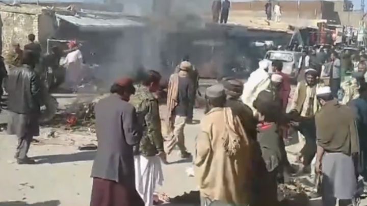 Atentados dejan 28 muertos y 42 heridos a un día de las elecciones de Pakistán.