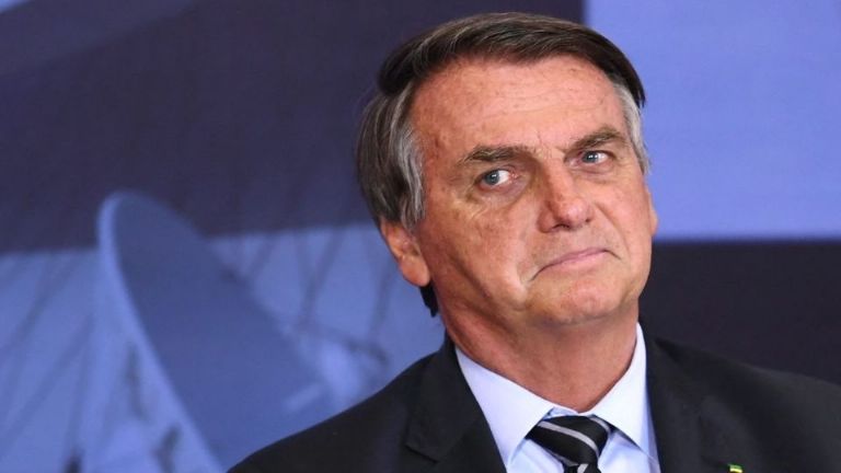 Ordenan a expresidente Jair Bolsonaro entregar su pasaporte por intento de golpe de estado en Brasil