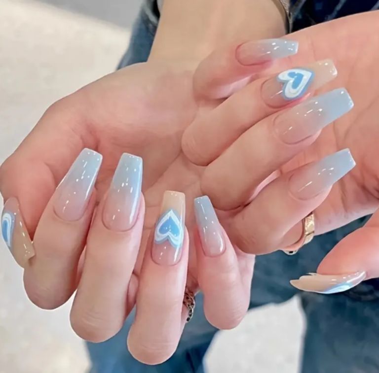Manicura azul con corazones