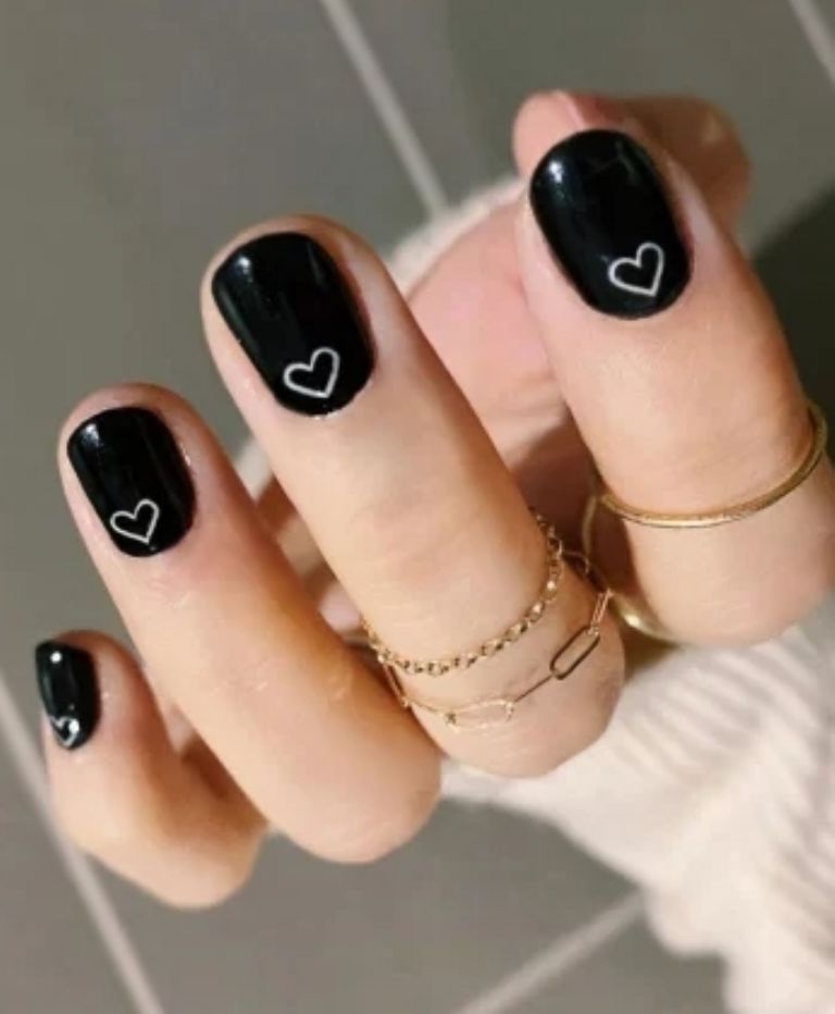 Manicura blanco y negro con corazones