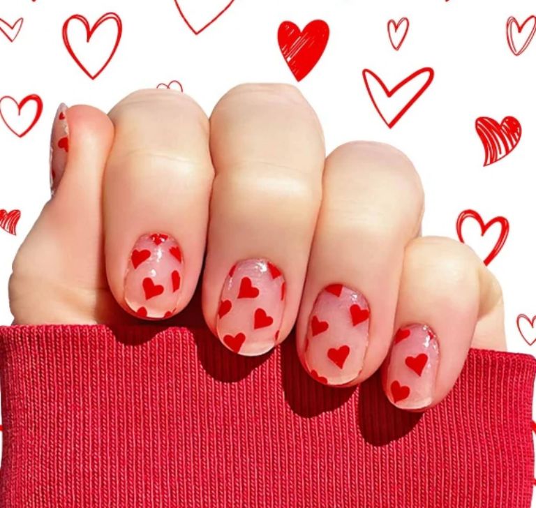 Manicura roja con corazones