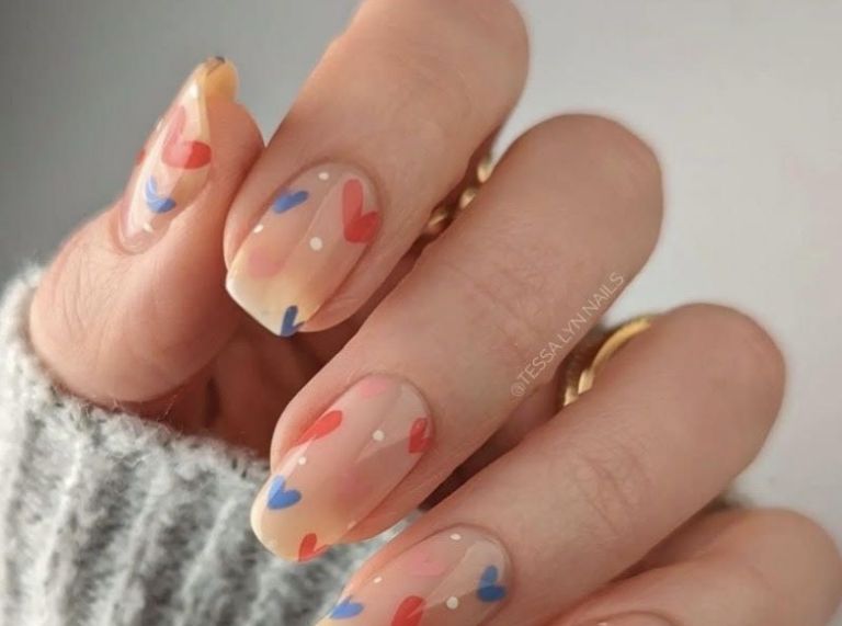 Manicura nude con corazones