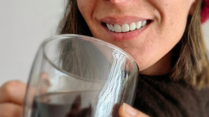 Cuidado: Si haces esto al beber café por la mañana, estás arruinando tus dientes