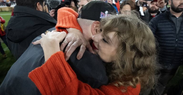 Taylor Swift y Travis Kelce regresan al escándalo tras confesiones del entrenador de los Chiefs