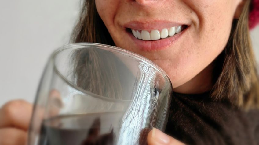 Cuidado: Si haces esto al beber café por la mañana, estás arruinando tus dientes