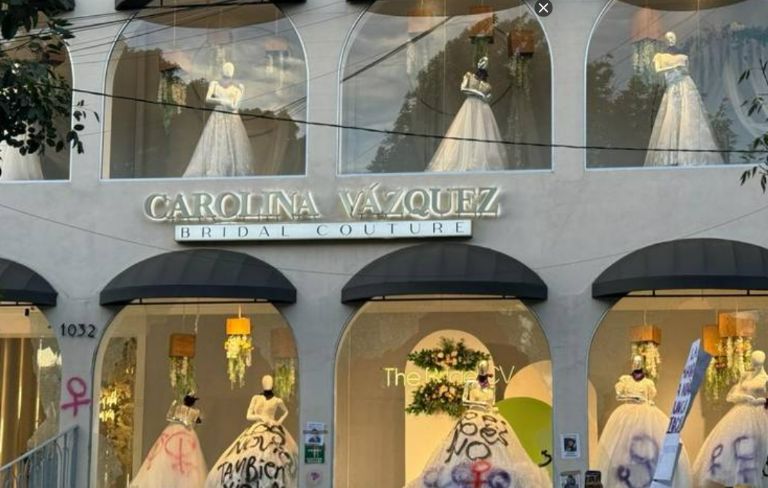 Los vestidos de novia fueron intervenidos por una de las manifestantes