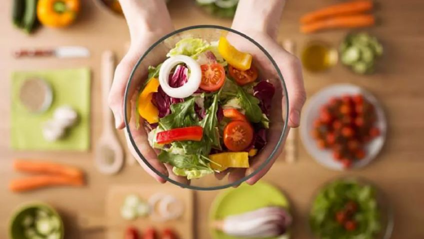 ¿Por qué no deberías comer verduras crudas por la noche? Te contamos todo