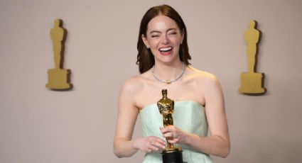 Emma Stone experimenta mal funcionamiento del vestuario durante su discurso en los Oscars