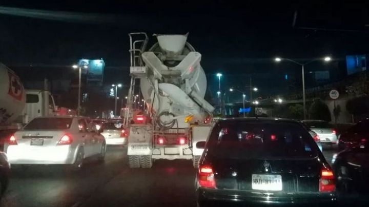 Tráiler descompuesto genera caos en Circuito Interior; autoridades trabajan en el sitio