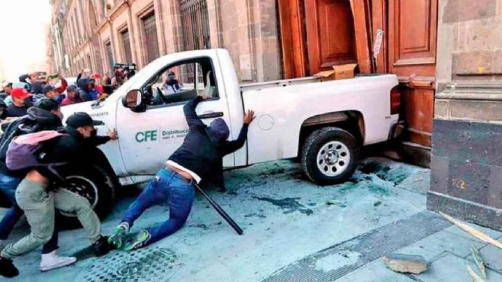 ¿AMLO le cobra a los normalistas? Así se pagará la restauración de la puerta del Palacio