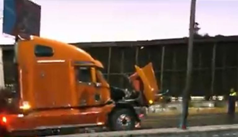 Tráiler descompuesto en Circuito Interior, foto: especial