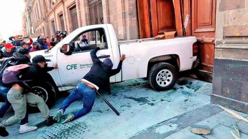 ¿AMLO le cobra a los normalistas? Así se pagará la restauración de la puerta del Palacio