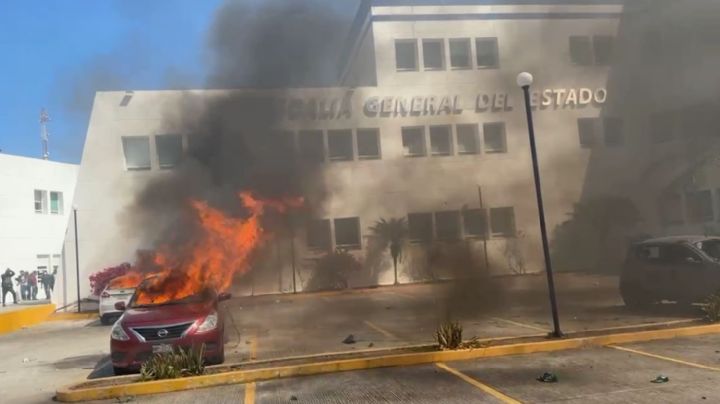 Normalistas se salen de control: lanzan petardos y bombas Molotov a Fiscalía de Guerrero