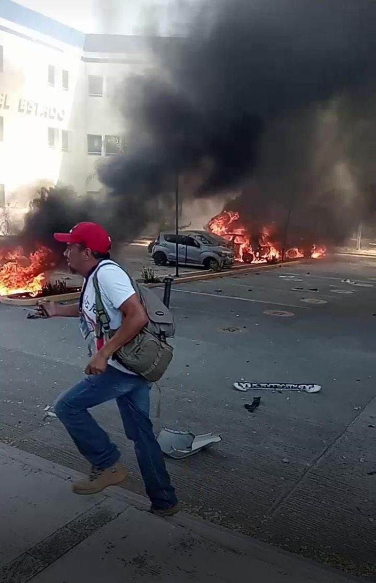 Normalistas atacan Fiscalía de Guerrero 