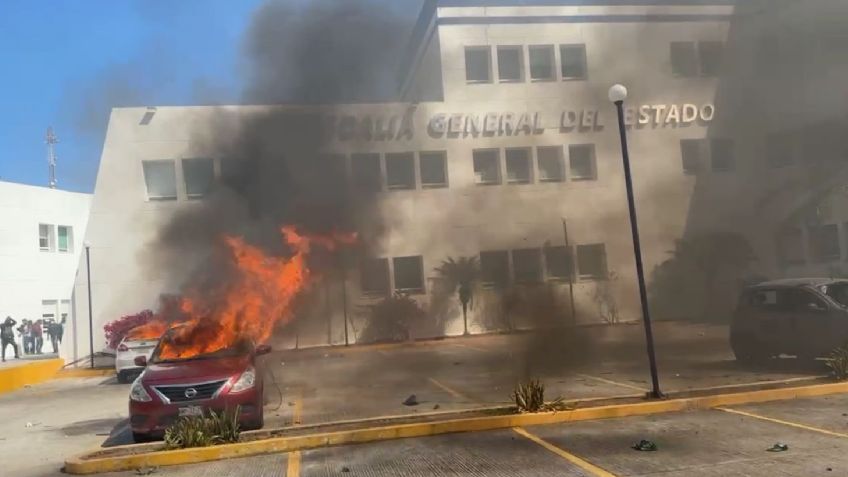 Normalistas se salen de control: lanzan petardos y bombas Molotov a Fiscalía de Guerrero