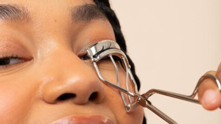 ¡Cuidado con el rizador de pestañas! Esto es lo que puede ocurrir si lo usas diario